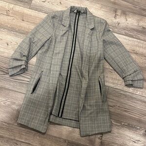 Plaid blazer with slightly padded shoulders and 3/4 length sleeves